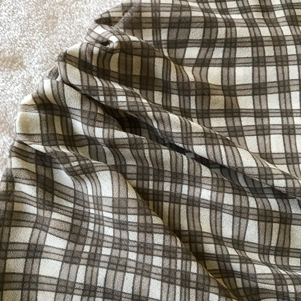 Ruffled plaid blouse in black and off/white